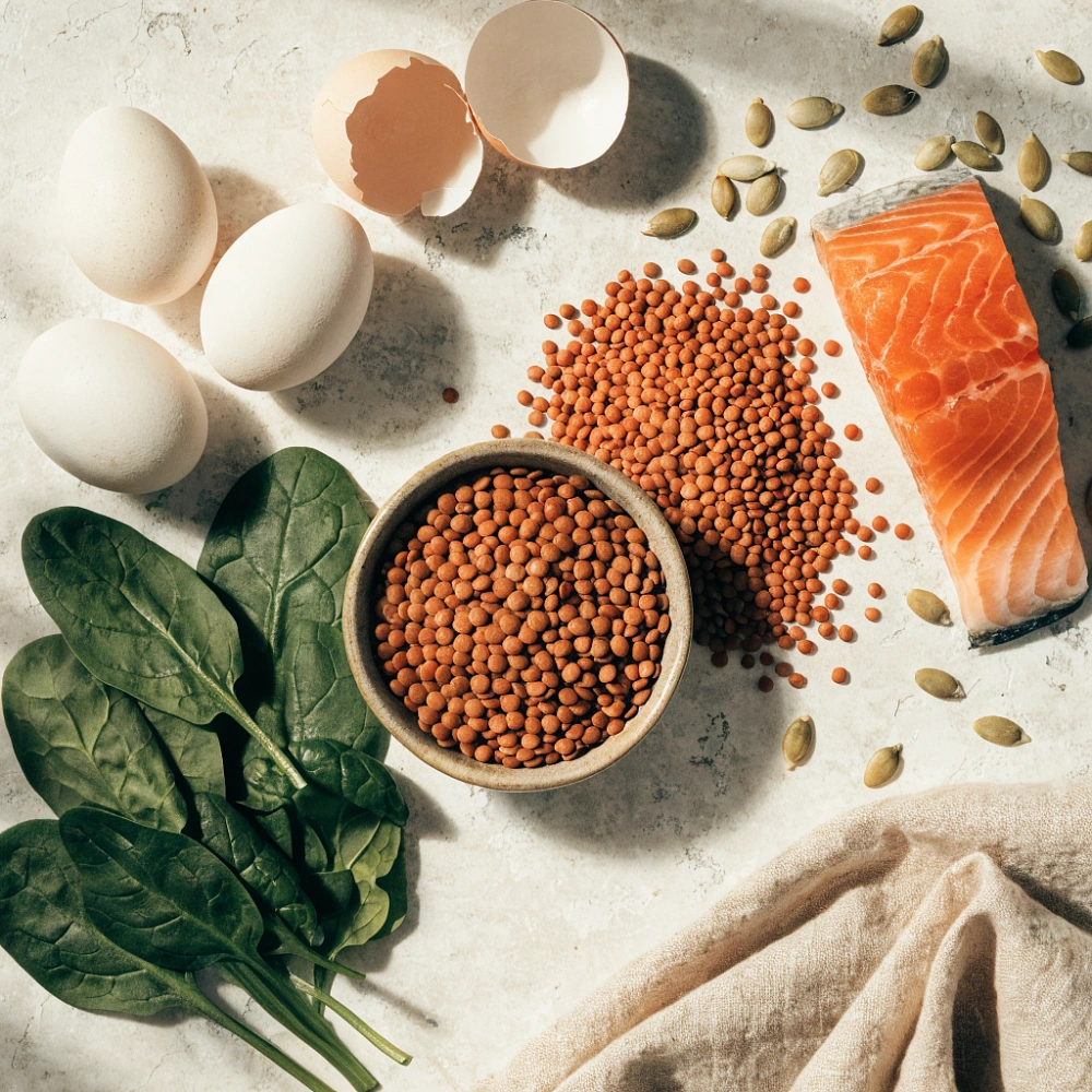 Продукты с белком и железом на светлой каменной поверхности